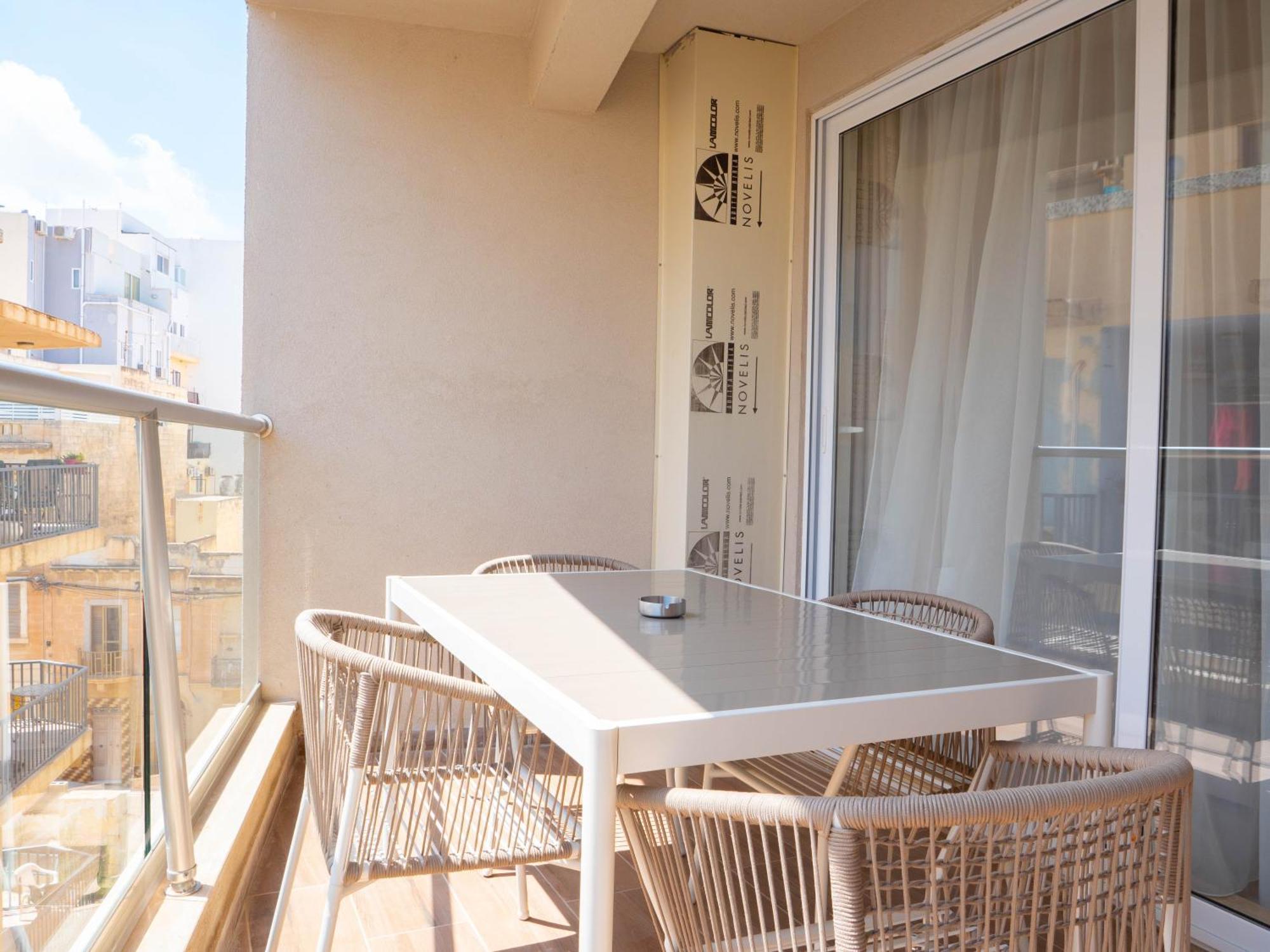 Ultra Modern Off St Julians Apartment San Ġiljan
